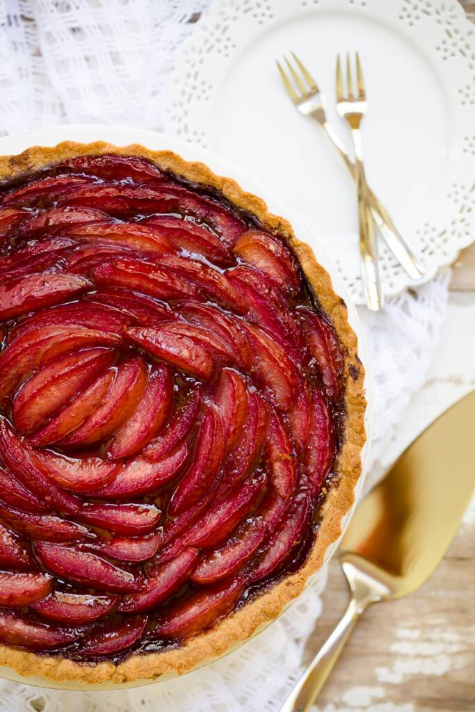 Pluot and Port Wine Tart with Brown Sugar Crust Cupcake